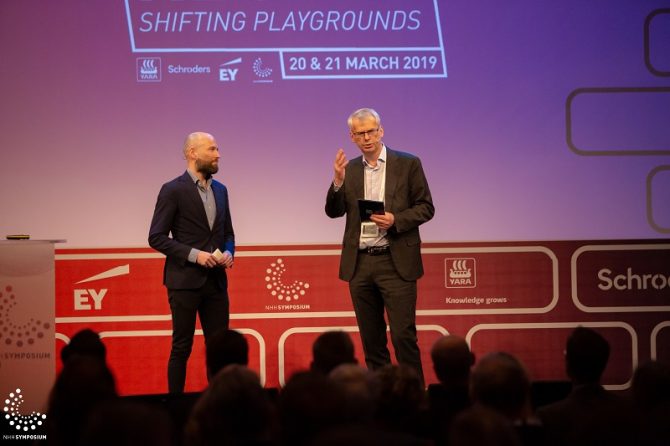- The important players in the business sector in Norway take their human rights responsibility seriously, and that provides hope, said NHH-Rector Øystein Thøgersen in his introduction speech together with Rafto Director Jostein Hole Kobbeltvedt.