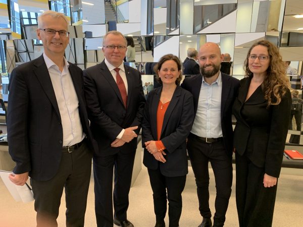 The Thorolf Rafto Challenge is a collaboration between NHH, IHRB and the Rafto Foundation. From Left: Rector NHH Øystein Thøgersen, CEO Eldar Sætre, Frances House (IHRB), Jostein Hole Kobbeltvedt and Therese Jebsen, the Rafto Foundation