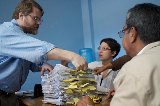 Patrick Ball teaches the employees at the Historical Archive of the National Police Guatemala in 2012 (Photo: HRDAG)