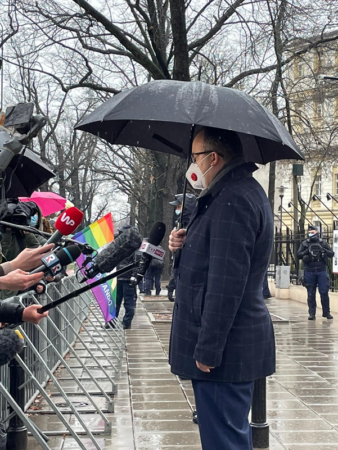 Ombudsmann Adam Bodnar snakker med pressen utenfor Konstitusjonsdomstolen i Warszawa, torsdag 16.4.2021