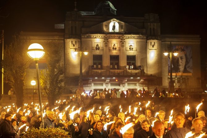 Over 300 bergensere deltok i fakkeltoget for menneskerettigheter etter prisudelingen søndag kveld.