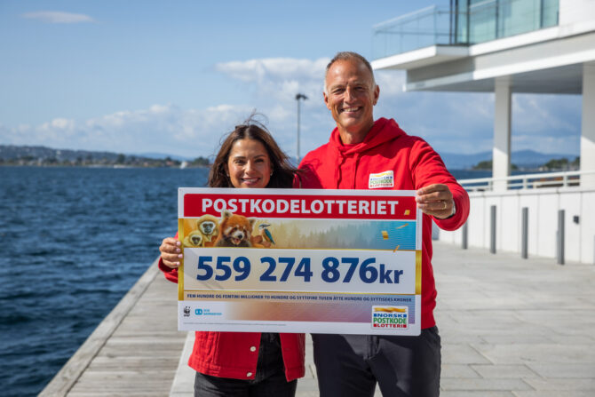 Postkodelotteriets Jorun og Tom Stiansen har ansvaret for å dele ut gevinster til alle vinnerne og penger til gode formål. Fra 1. mars vil også Raftostiftelsen få besøk av de to. Foto: Postkodelotteriet.