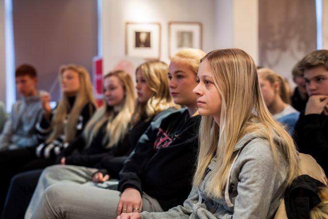 Elever som lytter til vitnefortellinger på Raftohuset. Foto: Ingvild Festervoll Melien.