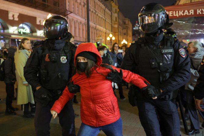 Arrest of activist during anti-mobilisation protest in Russia. Photo: NTB