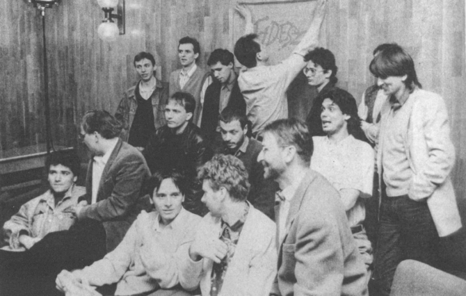 Central activists gathered for the first anniversary of the Fidesz party in 1989. Péter Molnár in the middle of the front row, Viktor Orbán behind him in the middle of the second row.